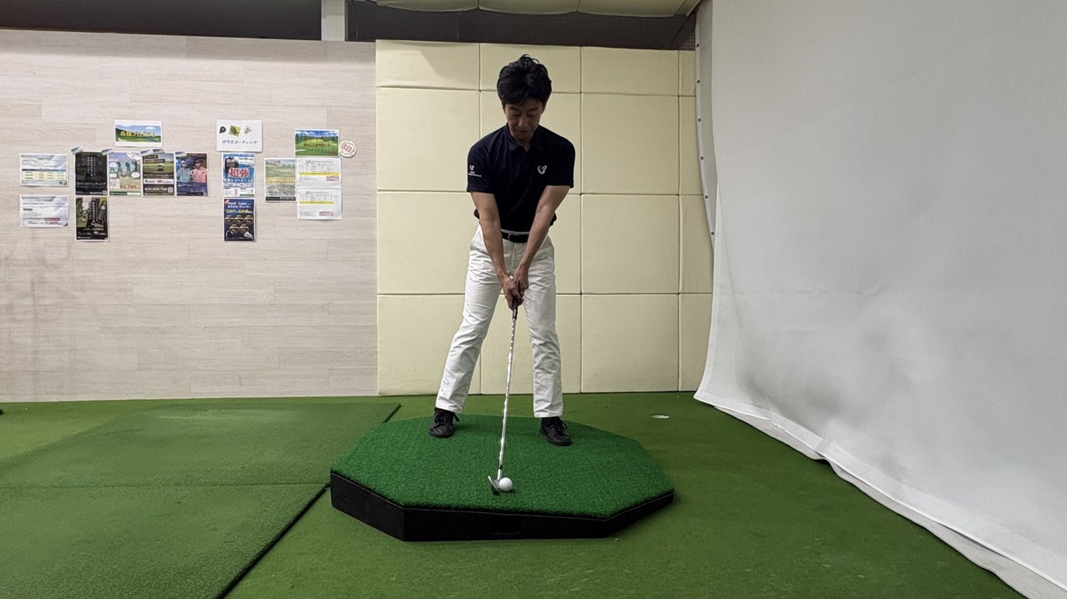 傾斜を再現できる打席マット(ゴルフパフォーマンス秋葉原店)