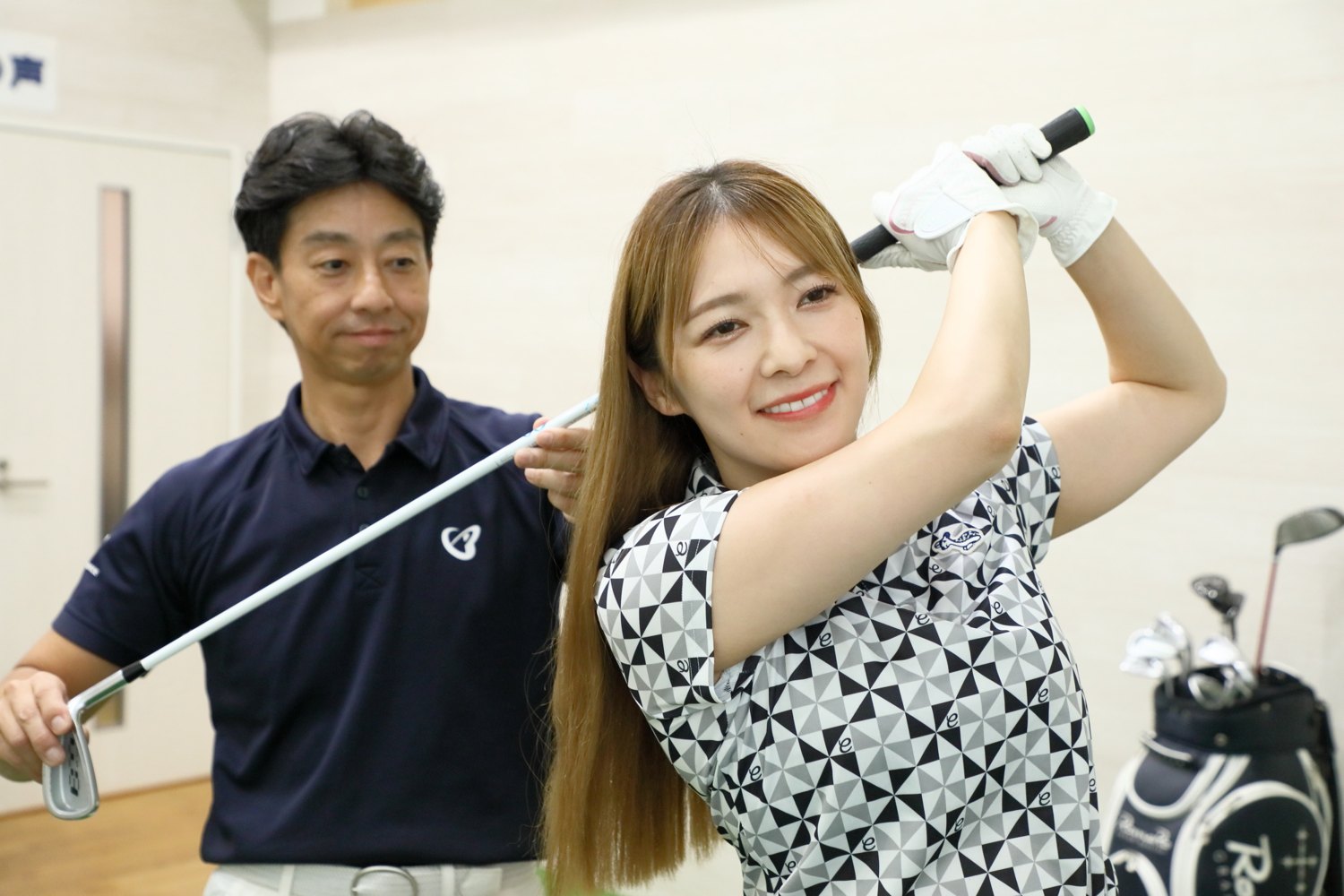 ゴルフパフォーマンスでレッスンを受ける受講者