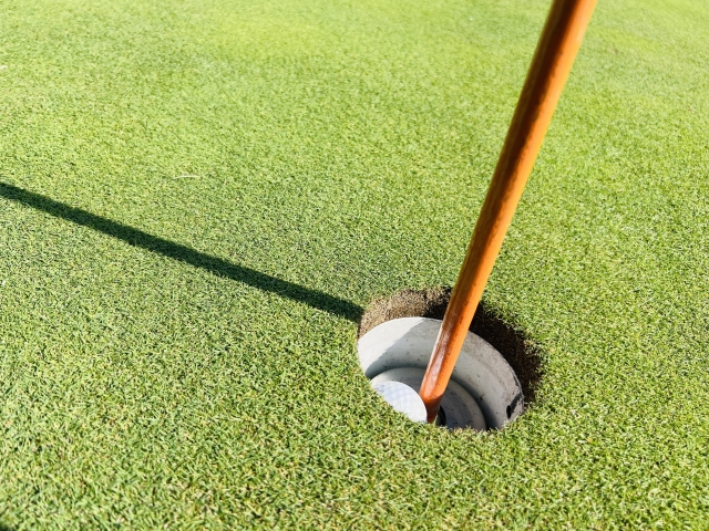 ホールのカップにボールがインした瞬間